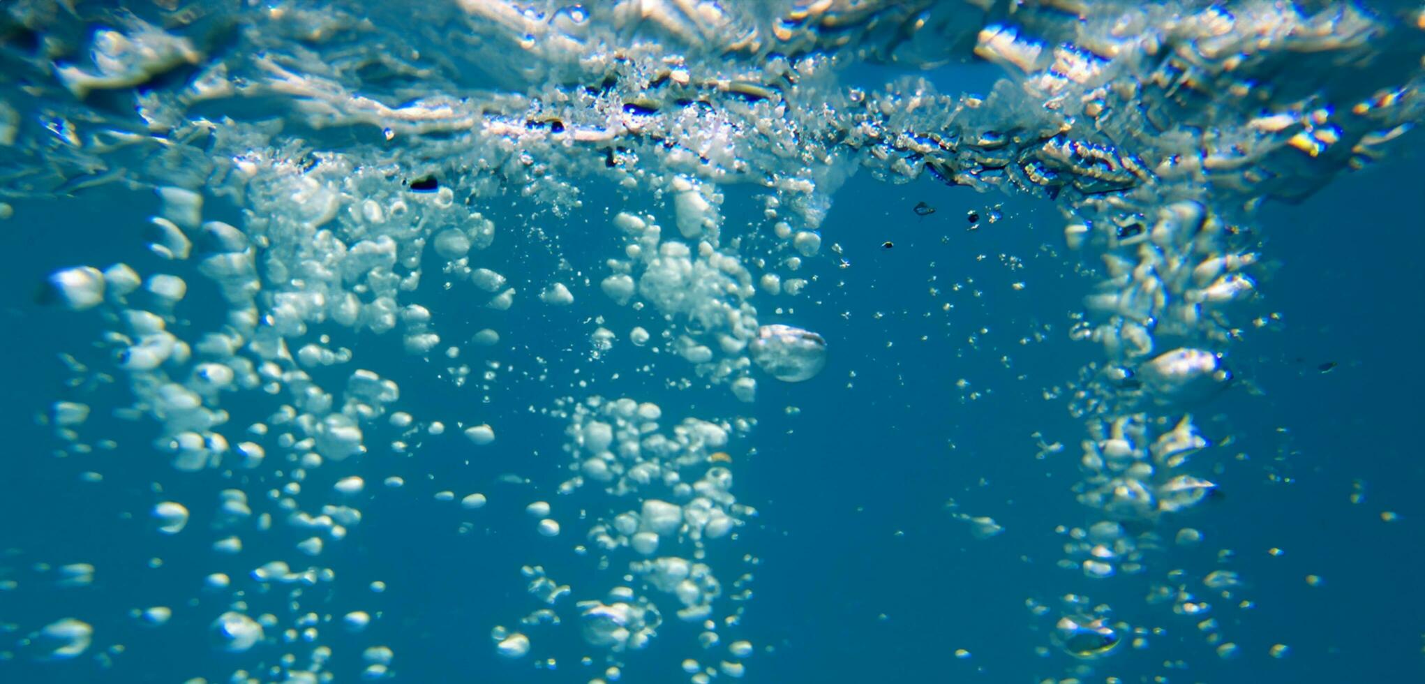 Luft Luftblasen unter Wasser Wasser Oberfläche 3d Illustration foto