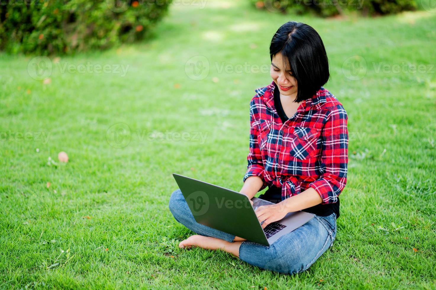 asiatische frauen lächeln glücklich und laptop. Online arbeiten Online-Kommunikation Messaging Online-Lernen Online-Kommunikationskonzept foto