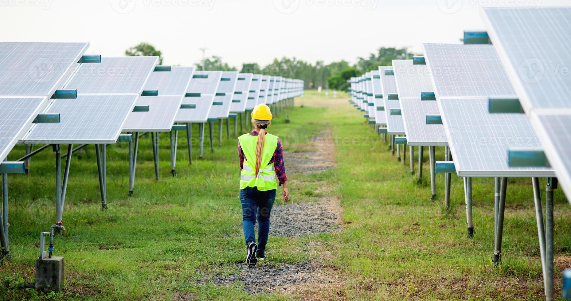 Eine junge Solarzellen-Ingenieurin arbeitet hart. Arbeiten in alternativer Energie Solarenergie foto