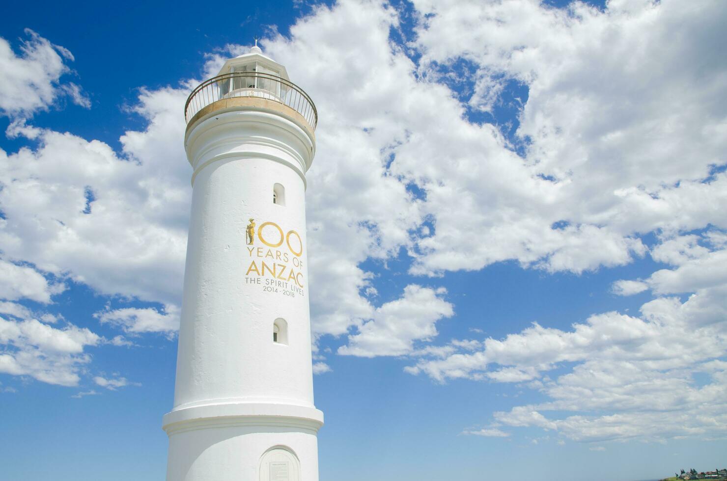 Kiama, Neu Süd Wales, Australien. kiama Hafen Licht, ist ein aktiv Leuchtturm, ist gelegen schließen zu das Atemloch Punkt. das Bild war genommen im wolkig Tag. foto