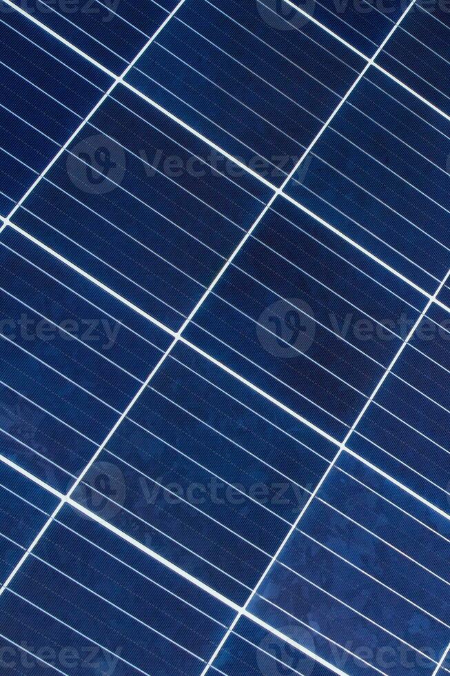 Nahansicht von ein Blau Solar- Tafel. verlängerbar Energie Technologie foto