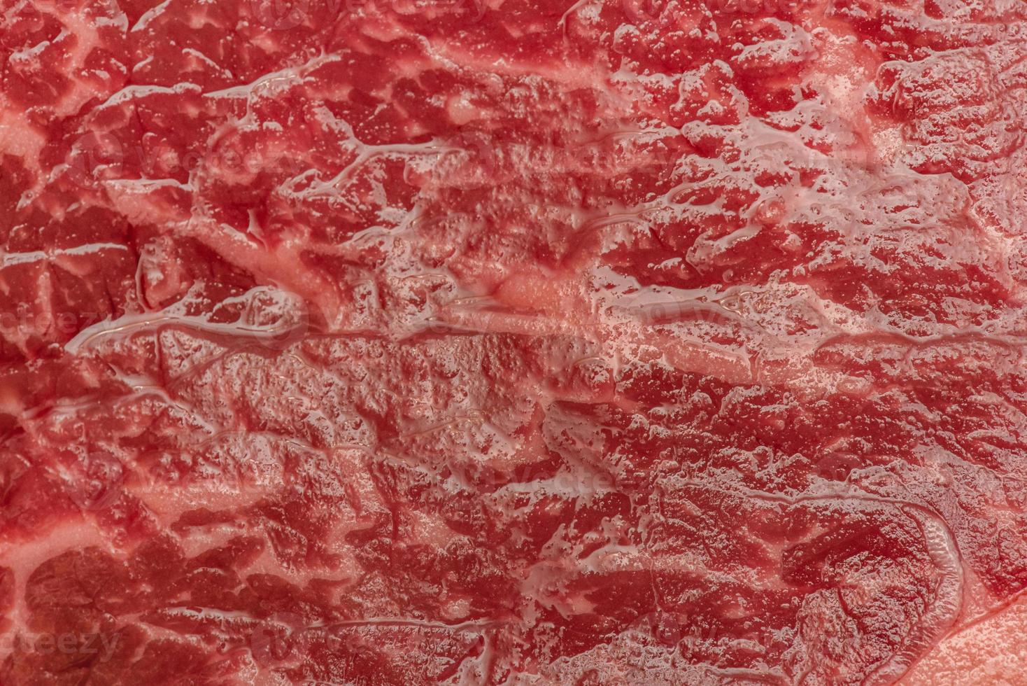 Steak-Kochprozess. das Fleisch. ein Stück rohes Rindfleisch. foto