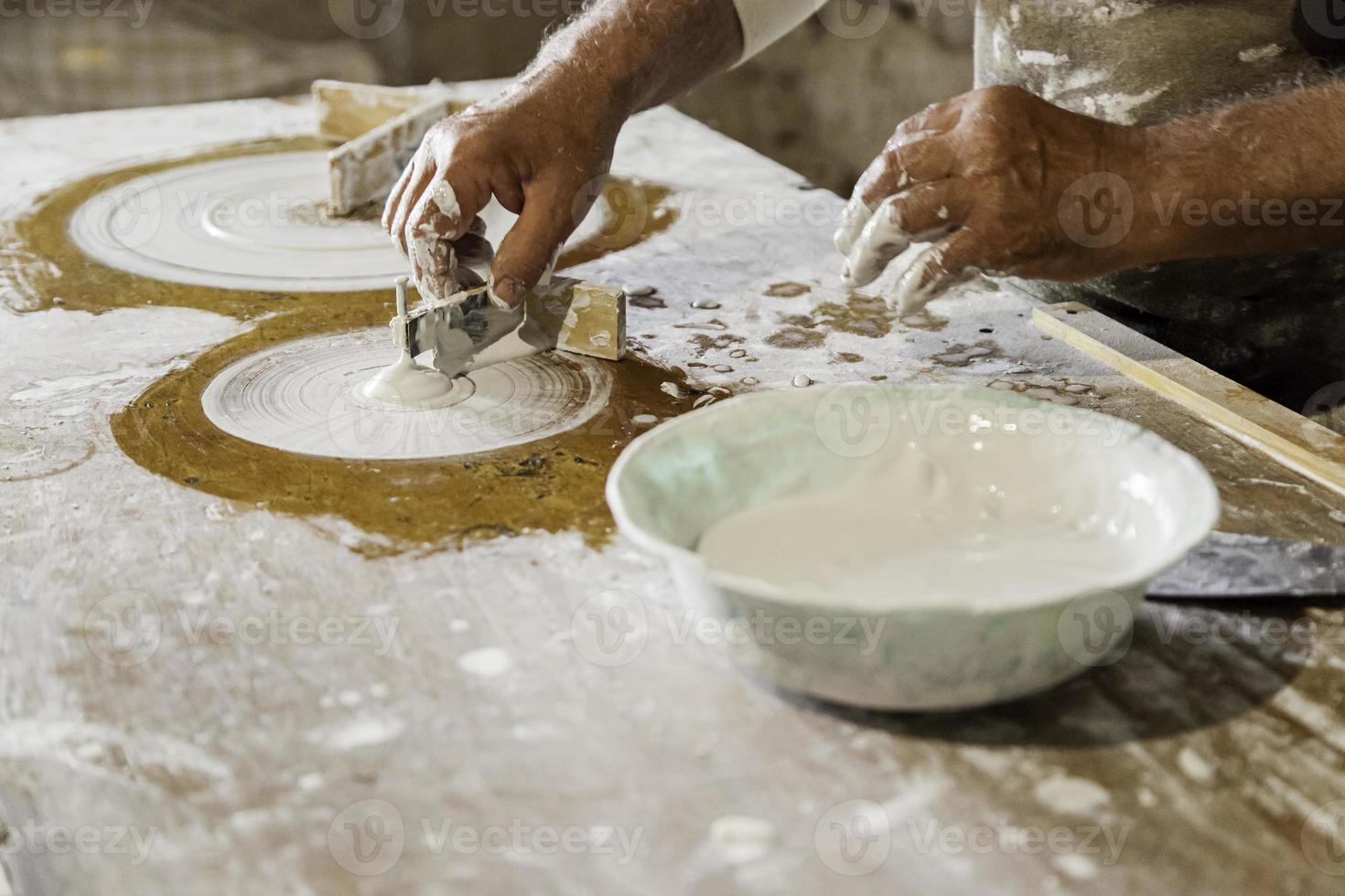 Handwerker arbeiten und formen Gips foto