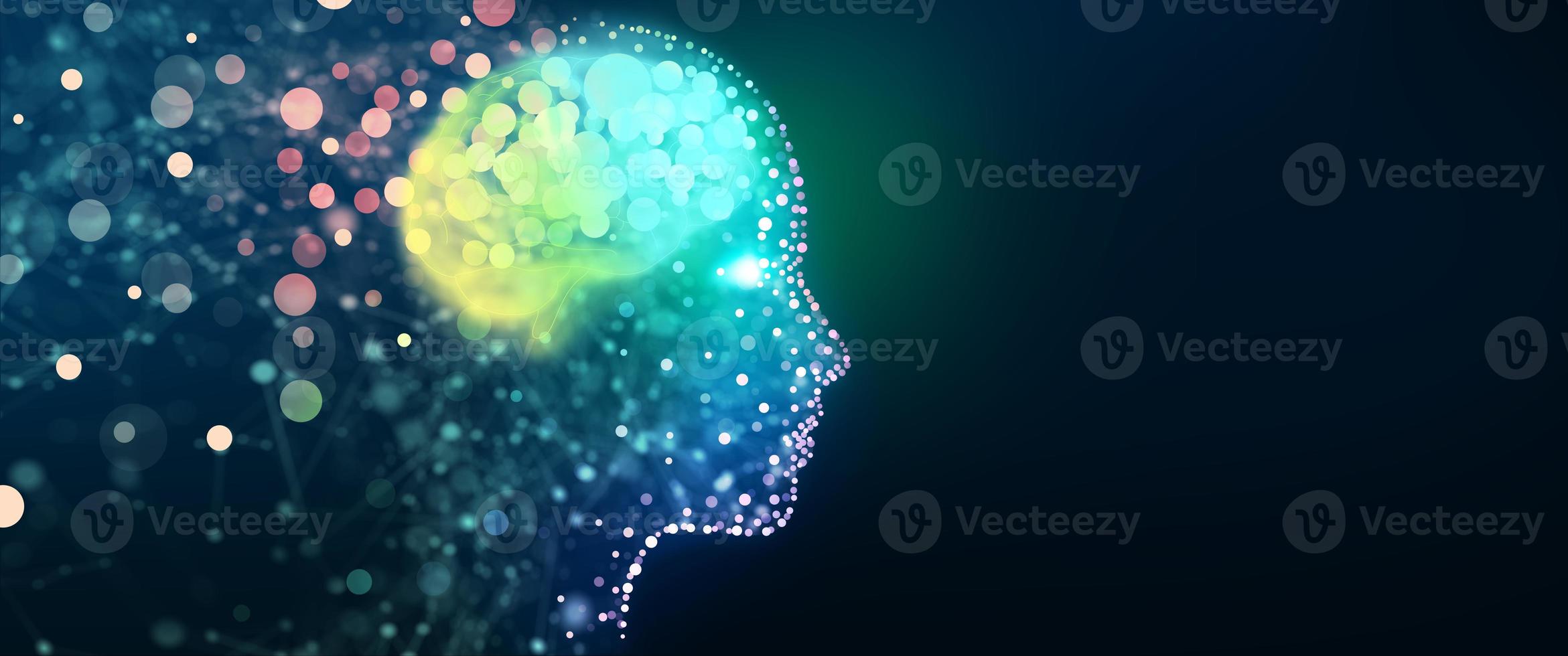 menschlicher Kopf mit einem leuchtenden Gehirnnetzwerk, Technologiehintergrundkonzept foto