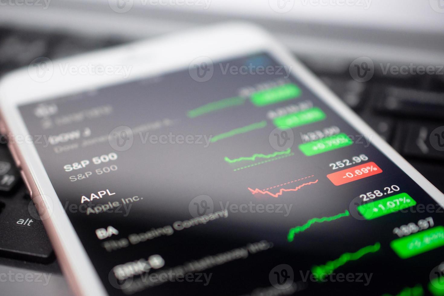 Graph Handel Forex Geschäftsinvestitionen auf dem Bildschirm Handy Soft Focus foto
