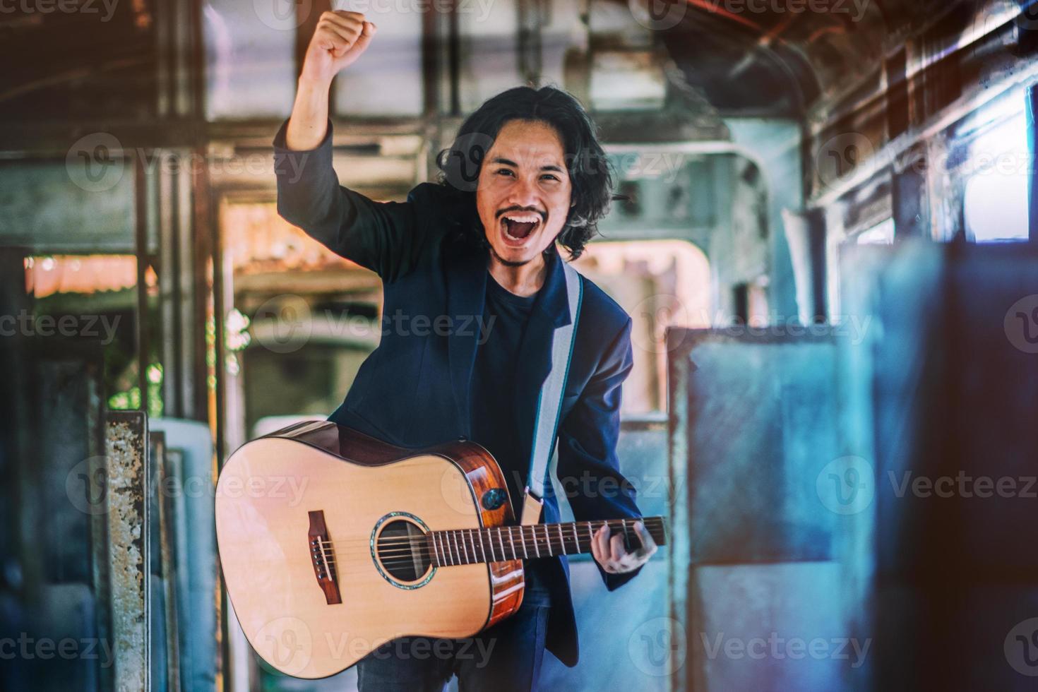 Mann spielt Gitarre Rock so aufgeregt Musikunterhaltung, Mann spielt Gitarre im Zug foto