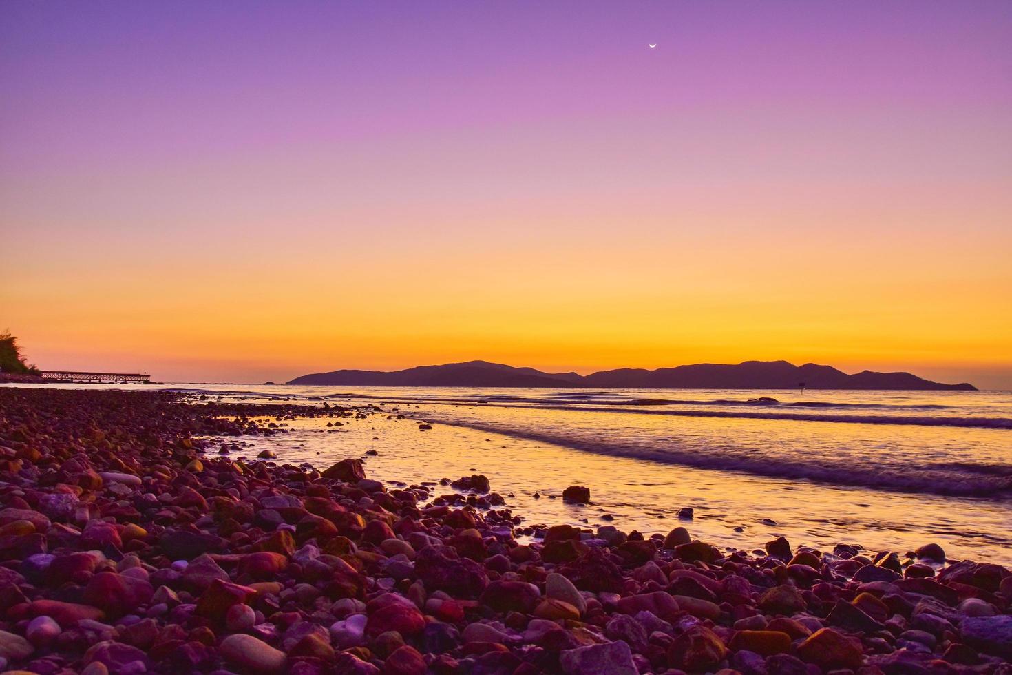 Landschaft Strandansicht Sonnenaufgang am Abend Hintergrund bei Sattahip Chon Buri Thailand foto