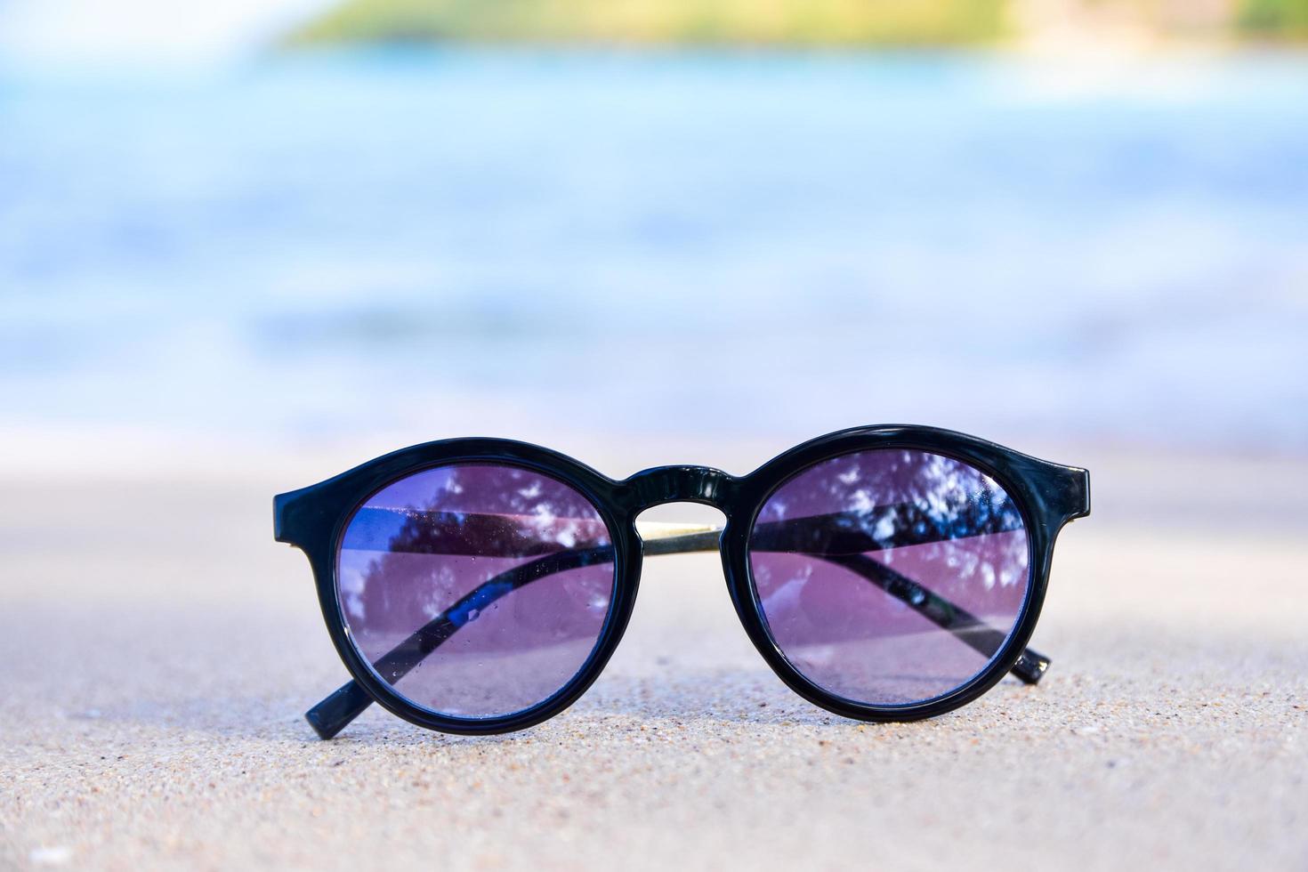 Sonnenbrille ist am Strand foto