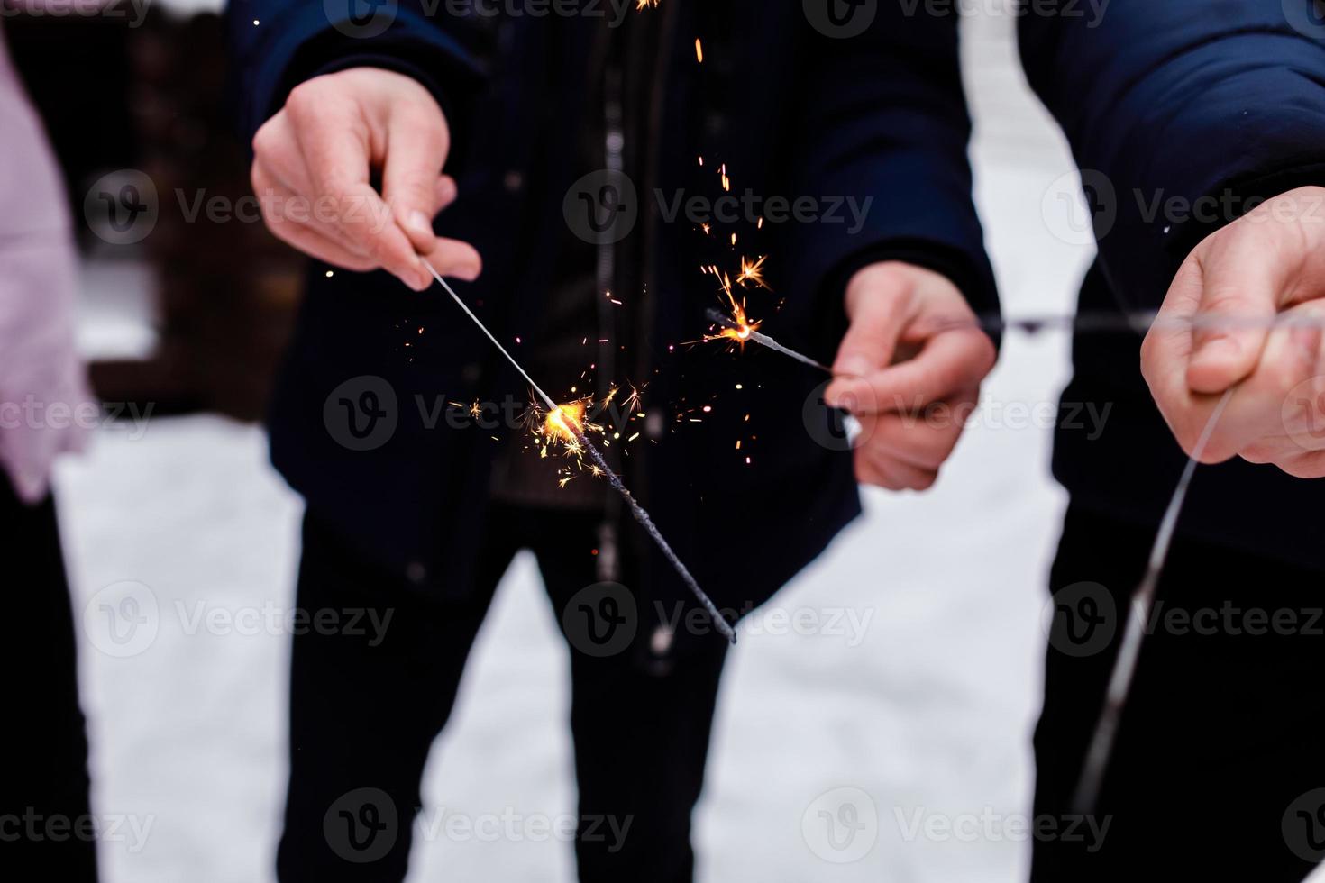 Menschen brennen bengalische Lichter. Wunderkerze Hintergrund. Weihnachten und Neujahr Wunderkerze Urlaub Hintergrund. foto