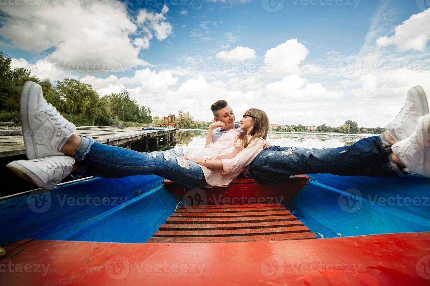 Liebe ist alles, was zählt. Blick von oben auf das schöne junge Paar, das Selfie mit dem Smartphone macht, während es im Boot liegt. Liebesgeschichte. foto