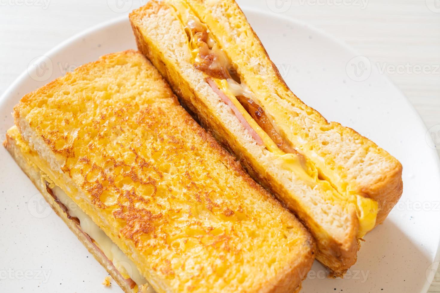 hausgemachter French Toast mit Schinken, Speck und Käsesandwich mit Ei foto