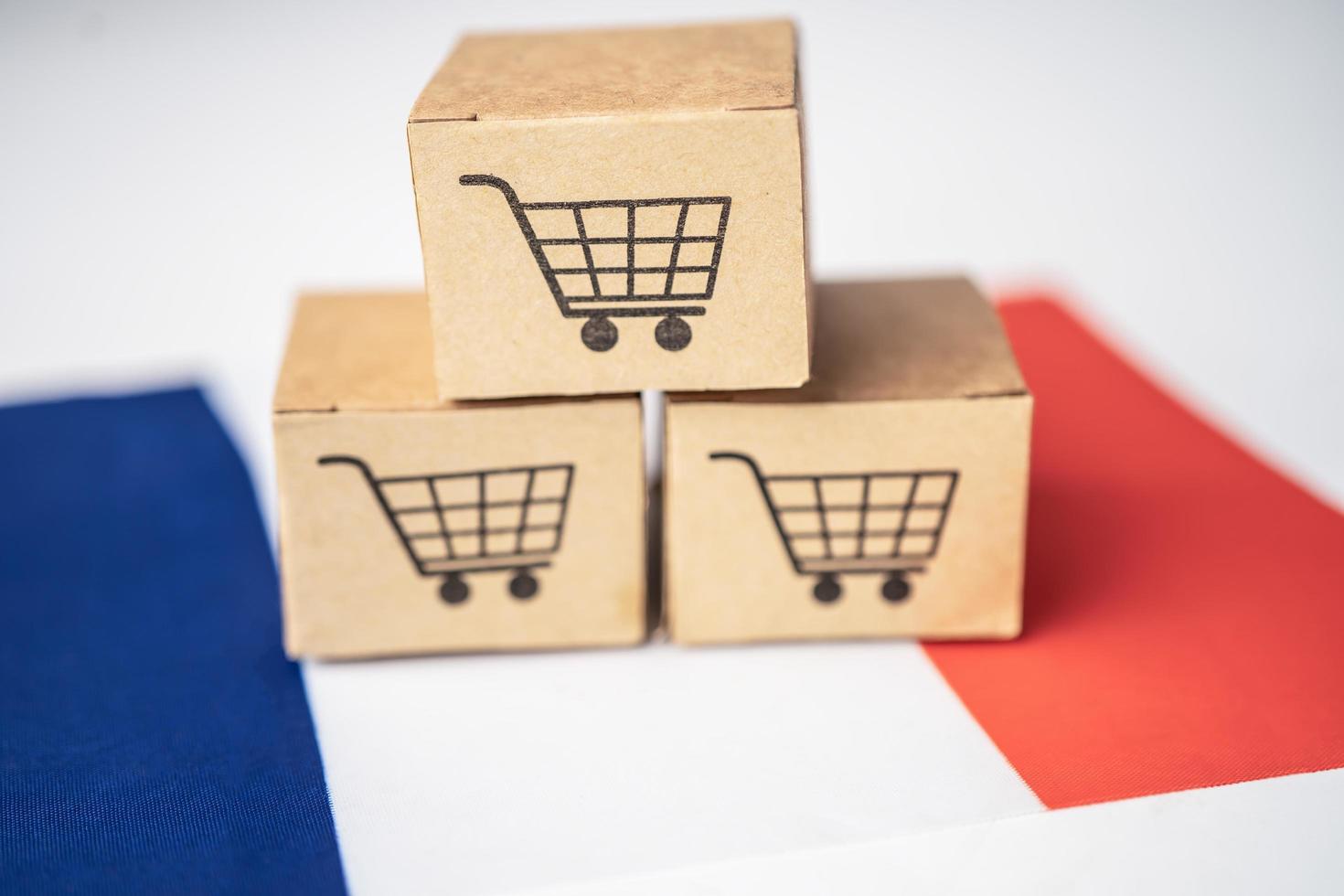 Box mit Warenkorb-Logo und Frankreich-Flagge, Import-Export-Shopping online oder E-Commerce-Finanzierungslieferservice-Shop-Produktversand, Handel, Lieferantenkonzept. foto