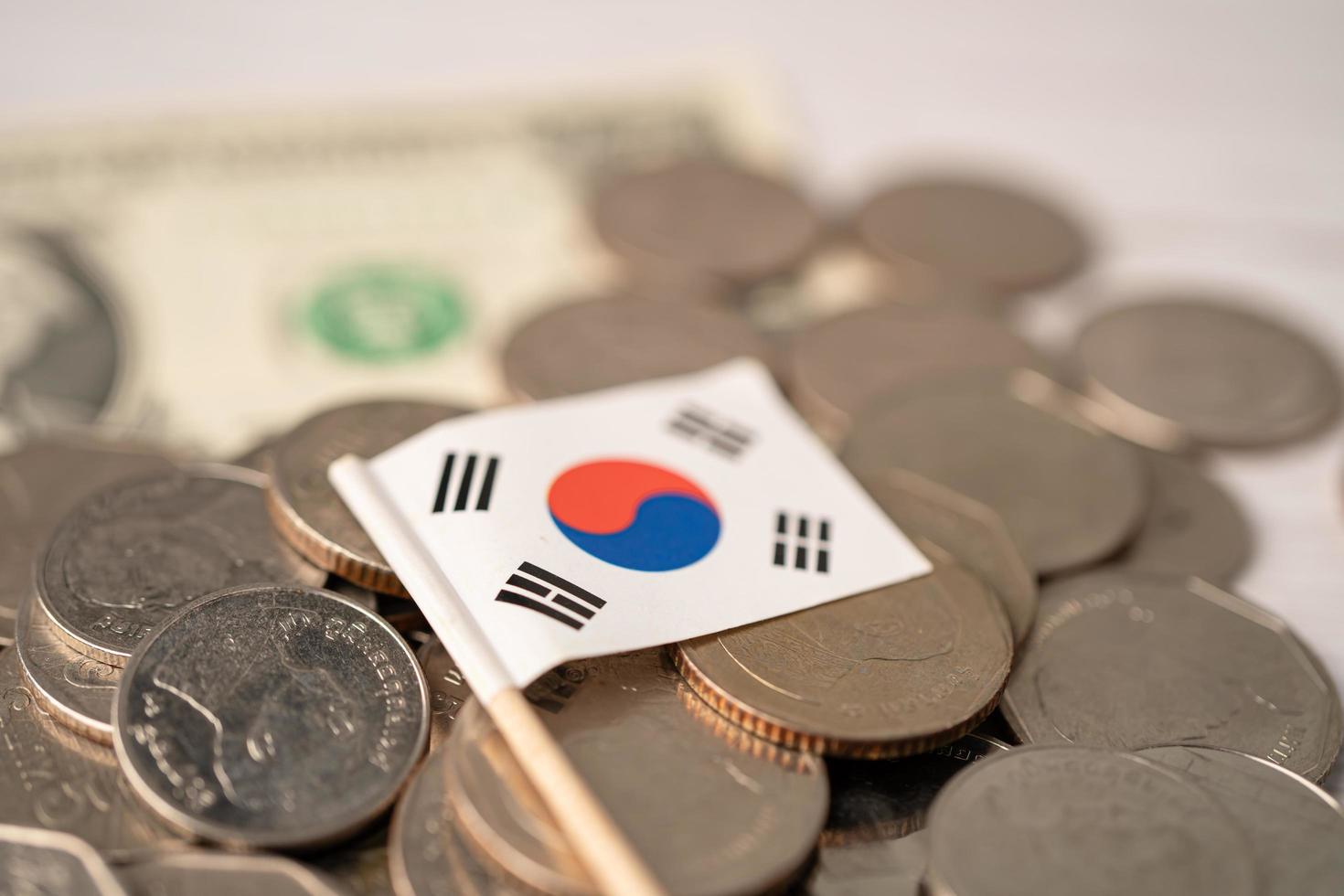Stapel Münzen mit Korea-Flagge auf weißem Hintergrund. foto