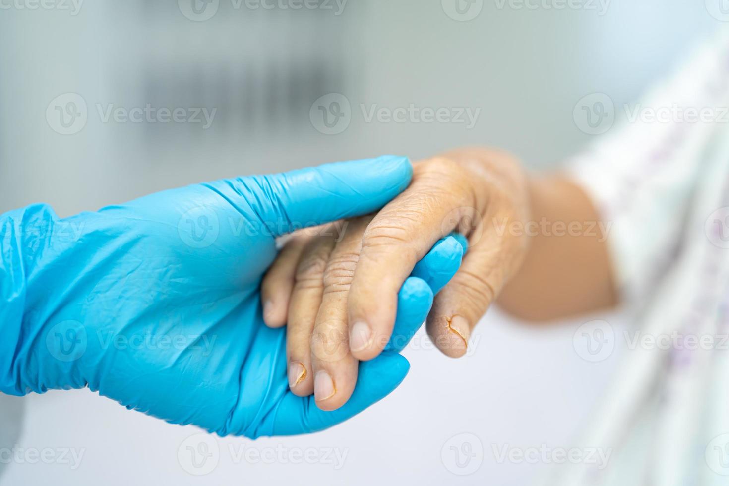 Arzt mit berührenden Händen asiatische Seniorin oder ältere alte Dame Patientin mit Liebe, Sorgfalt, Hilfe, Ermutigung und Empathie auf der Krankenstation, gesundes, starkes medizinisches Konzept foto