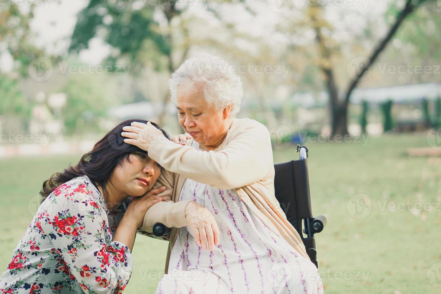 Hilfe und Pflege asiatische Senioren oder ältere Frauenpatienten, die auf Rollstuhl im Park in der Krankenstation sitzen, gesundes, starkes medizinisches Konzept. foto