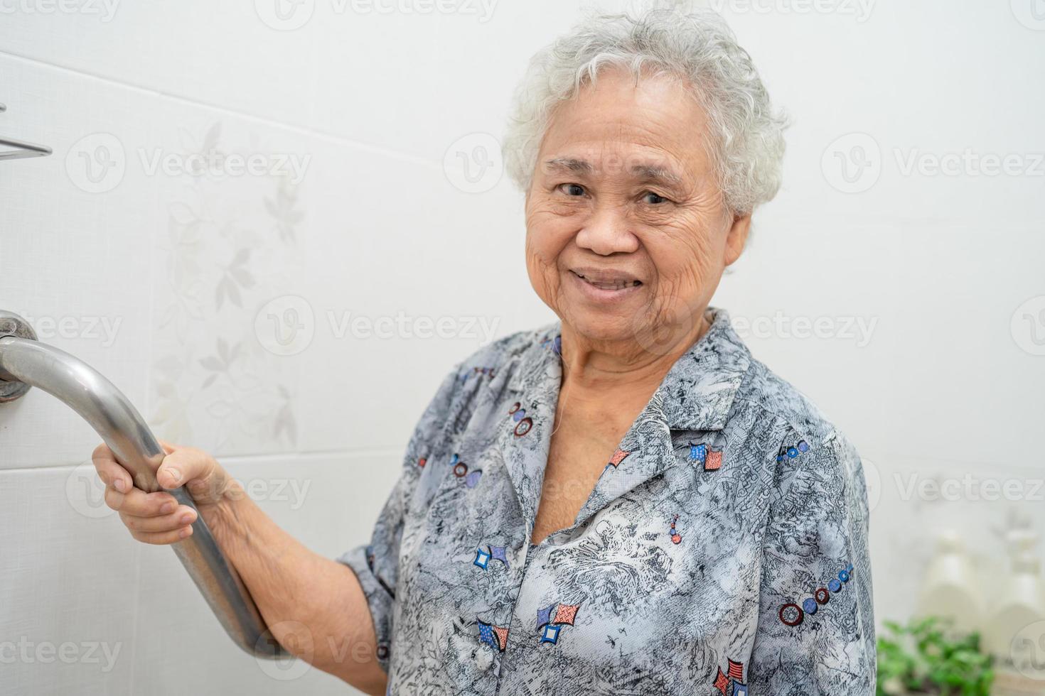 asiatische Senioren oder ältere alte Damenpatienten benutzen Toiletten-Badezimmer-Griffsicherheit in der Krankenstation, gesundes starkes medizinisches Konzept. foto