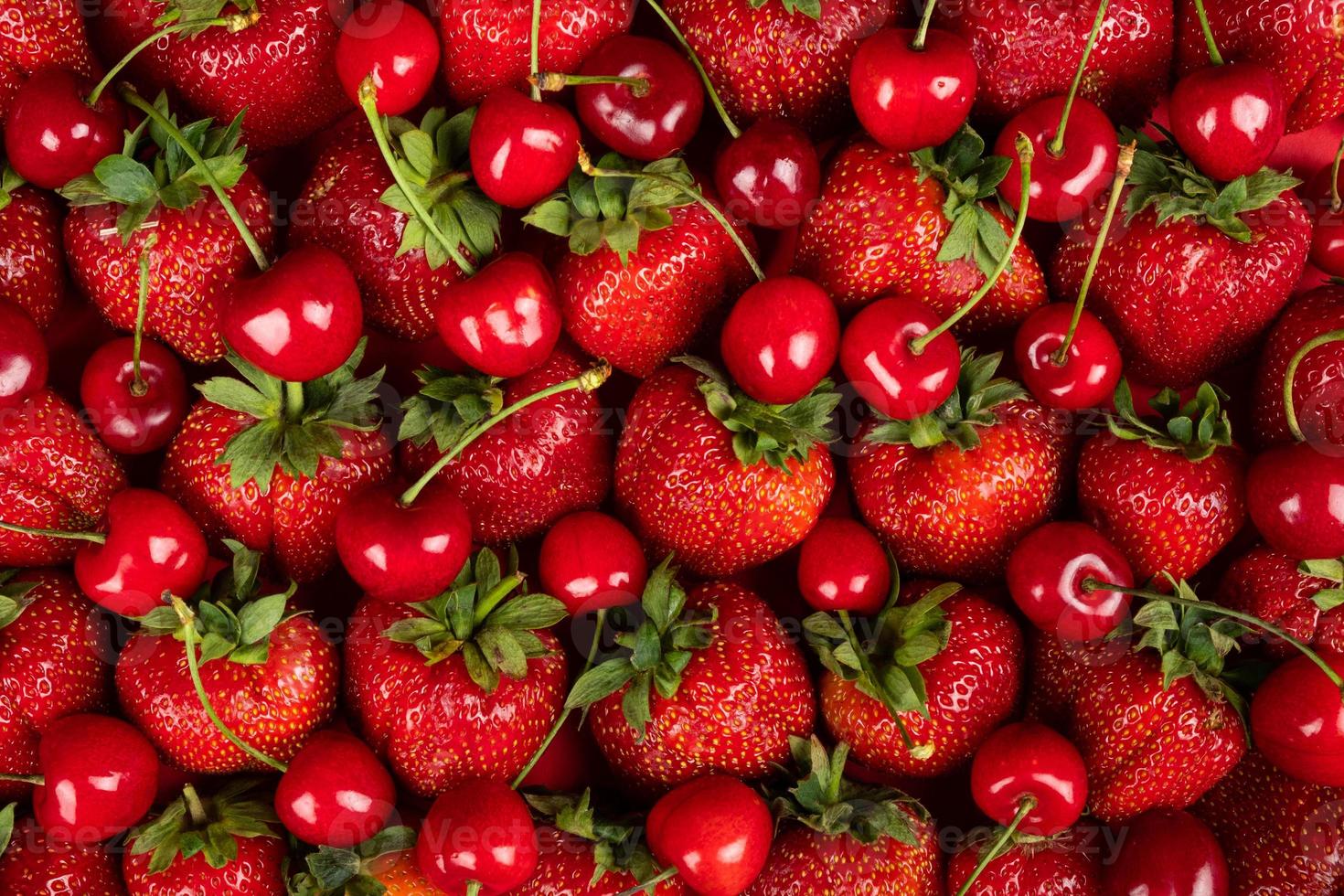 flach liegender frischer Hintergrund, frisch gepflückte Erdbeeren und Kirschen, Hintergrund mit saisonalen Beeren und Früchten foto