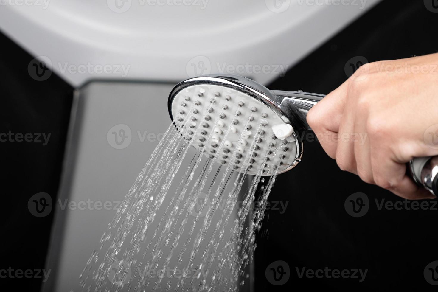 Duschkopf in der Duschkabine im Bad, ein Strahl warmen erfrischenden Wassers foto