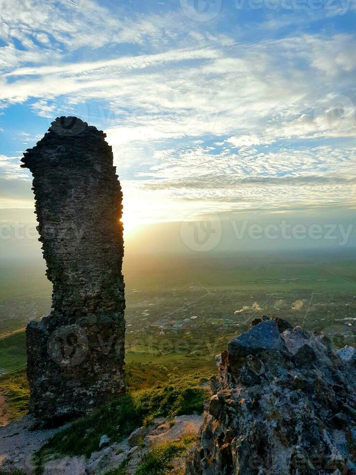 schön Berg Landschaft Sonnenuntergang Natur Reise Felsen Gebäude Aussicht Blau Himmel nett Wolke foto