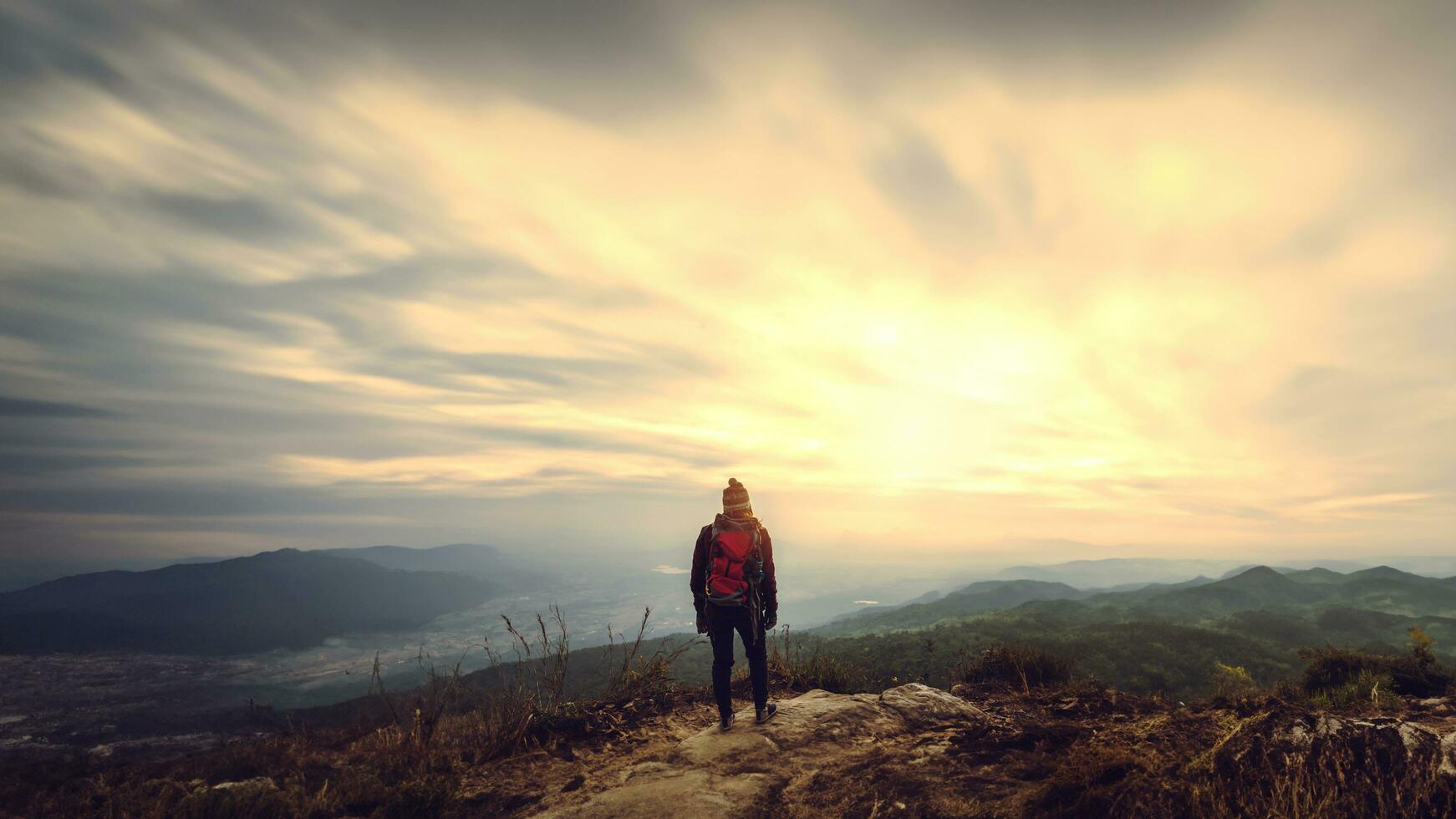 Frauen Asiaten reisen im Urlaub entspannen. Bewundern Sie die Atmosphärenlandschaft auf dem Berg. Bergpark glücklich. in Thailand foto