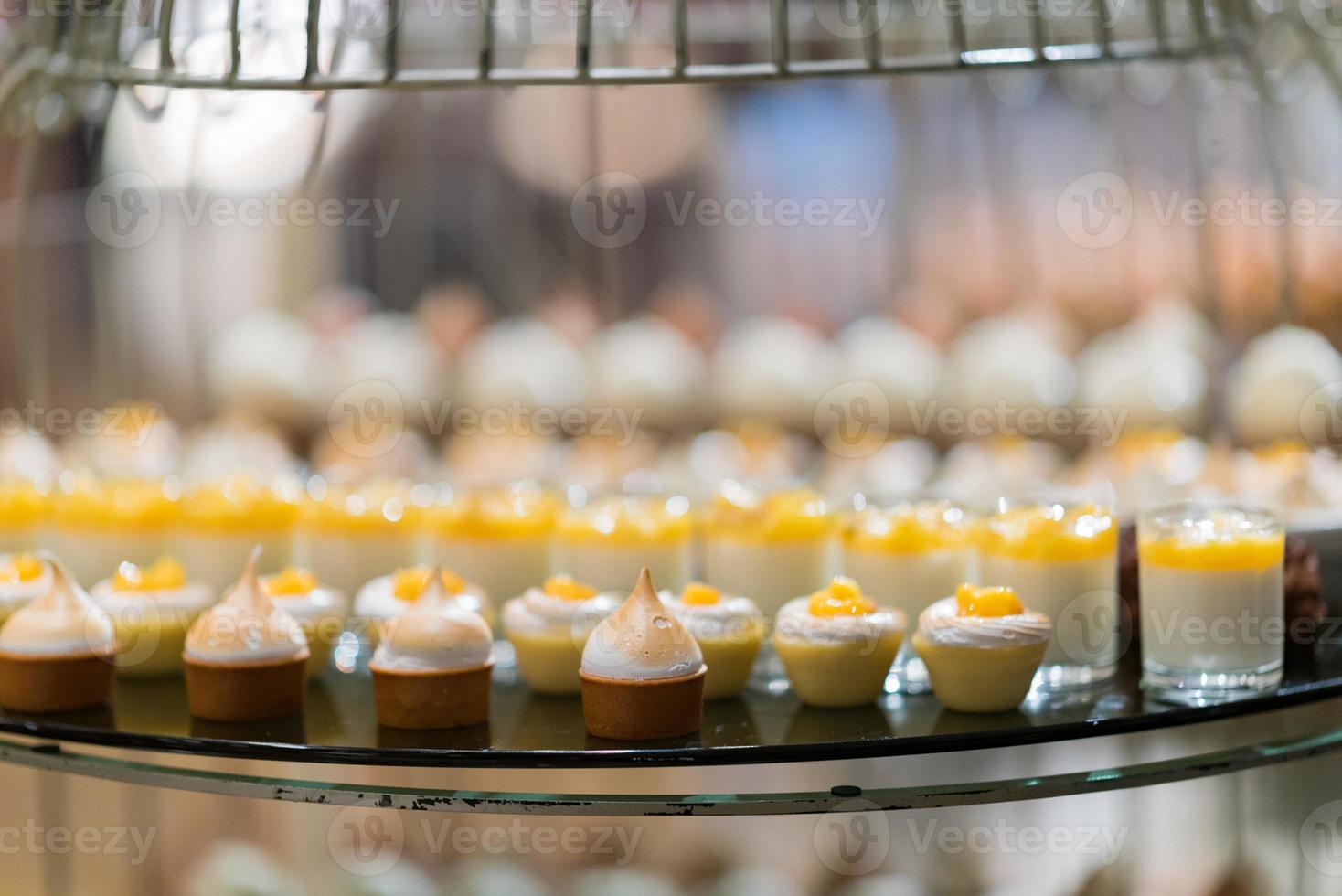 Catering-Essen, Dessert und Süßes, Mini-Häppchen, Snacks und Vorspeisen, Essen für die Veranstaltung, Süßigkeiten foto