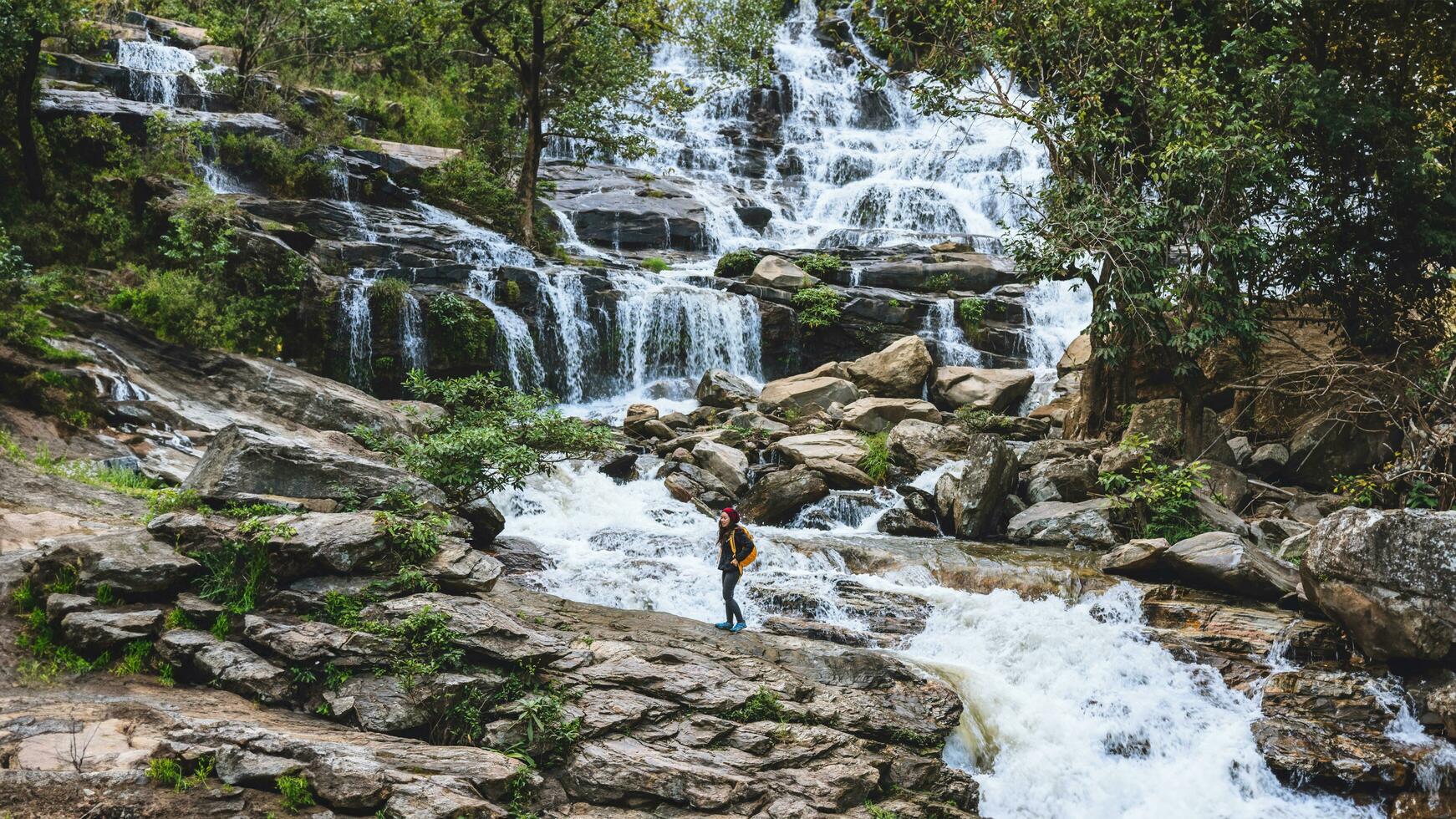 Reisen Sie entspannen, um die Wasserfälle von Paaren zu besuchen. im Winter. am wasserfall mae ya chiangmai. Natur reisen. Sommer foto