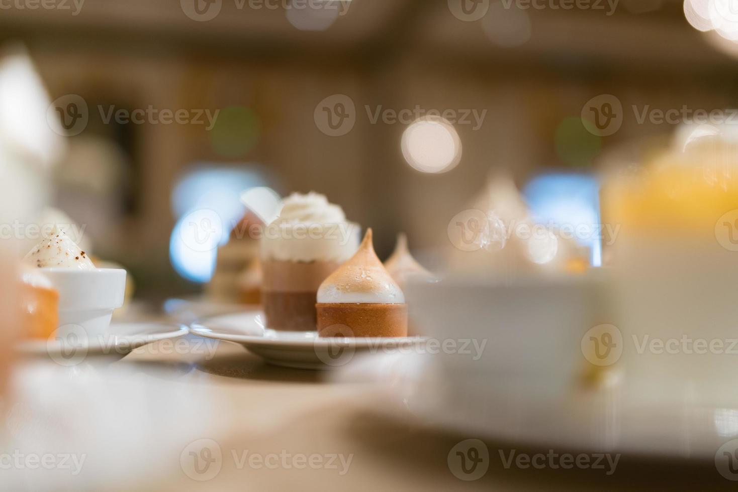 Catering-Essen, Dessert und Süßes, Mini-Häppchen, Snacks und Vorspeisen, Essen für die Veranstaltung, Süßigkeiten foto