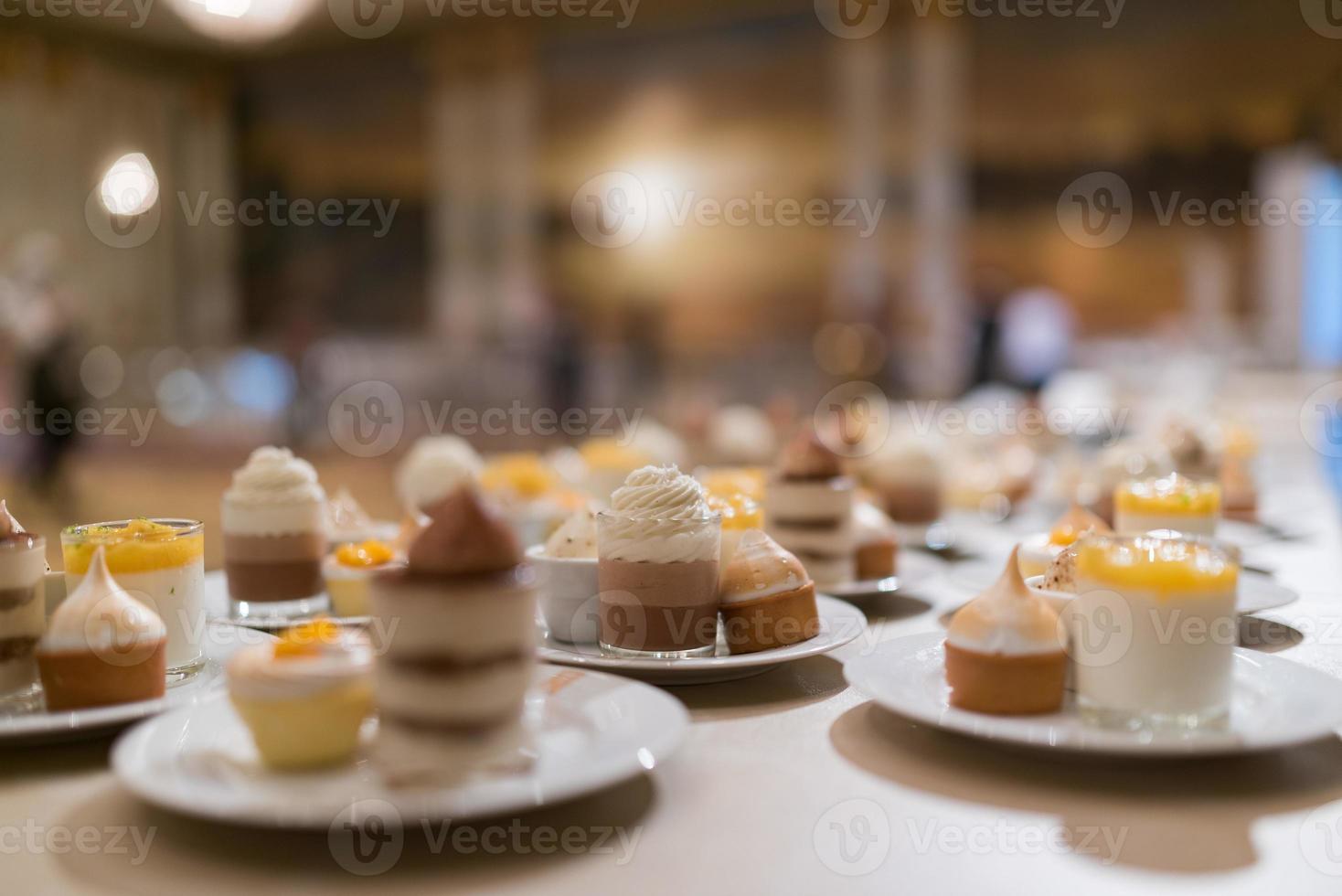 Catering-Essen, Dessert und Süßes, Mini-Häppchen, Snacks und Vorspeisen, Essen für die Veranstaltung, Süßigkeiten foto