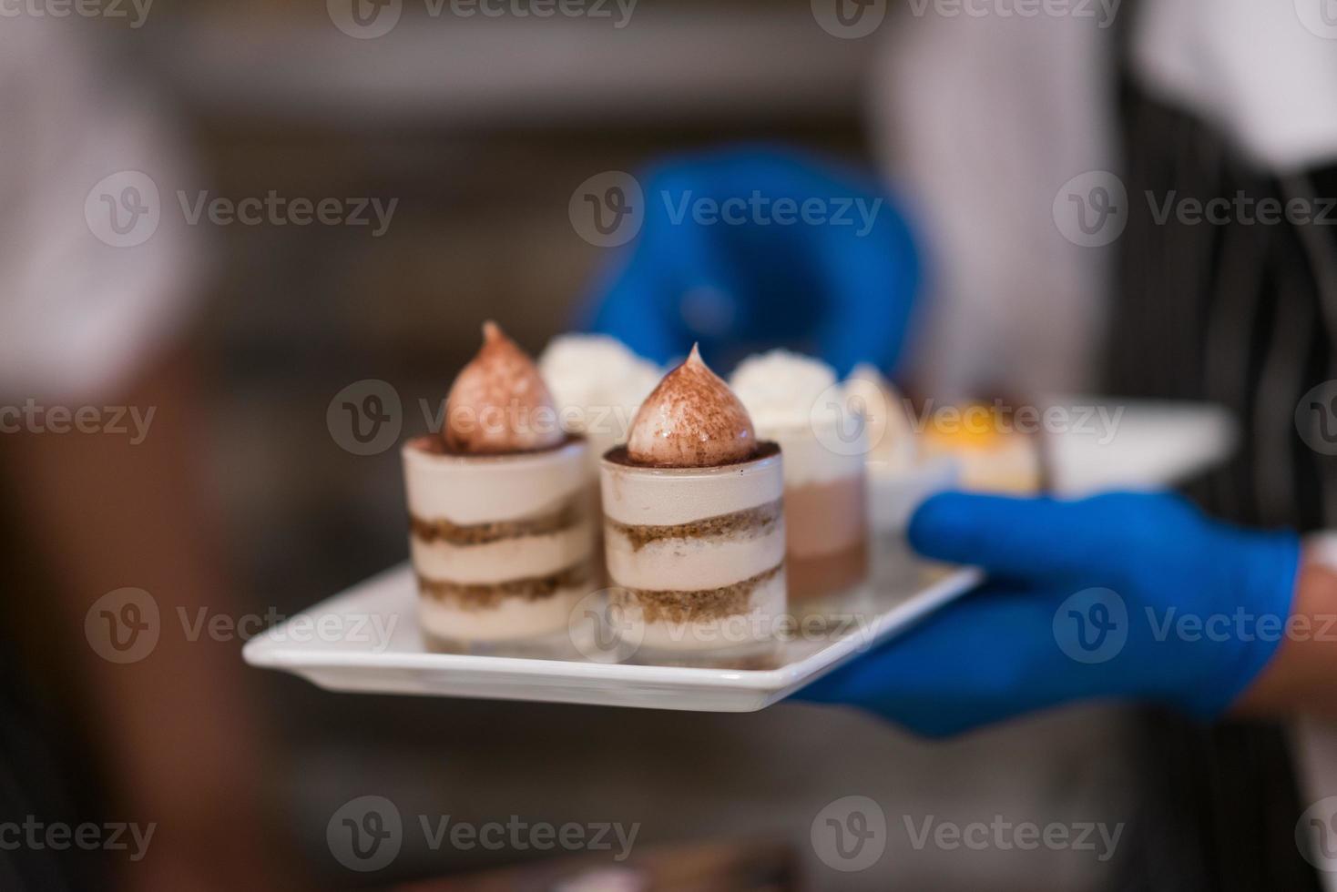 Catering-Essen, Dessert und Süßes, Mini-Häppchen, Snacks und Vorspeisen, Essen für die Veranstaltung, Süßigkeiten foto