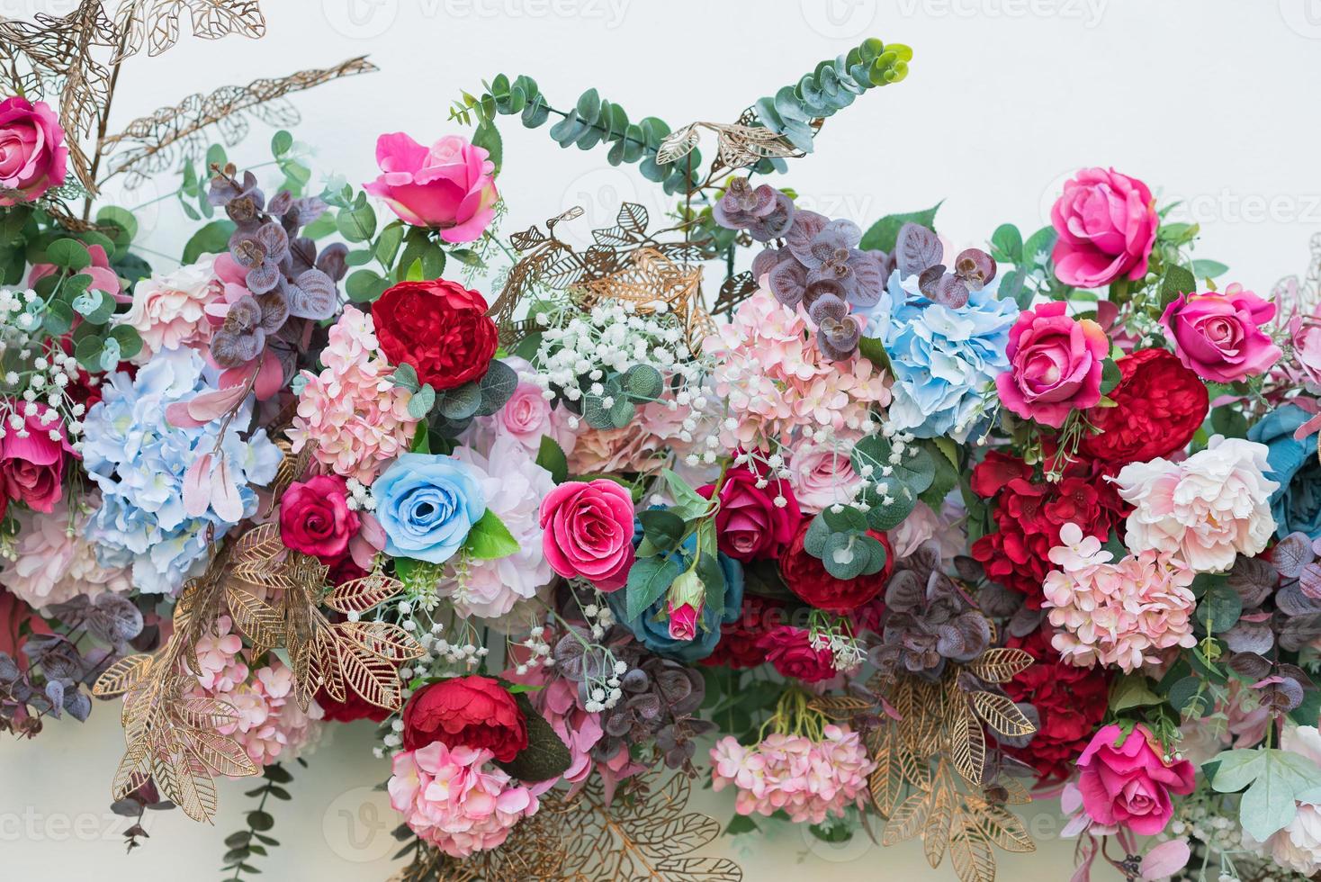 Hochzeitskulisse, Hochzeitsblumendekoration, Rosenwand, bunter Hintergrund, frische Rose, Blumenstrauß foto