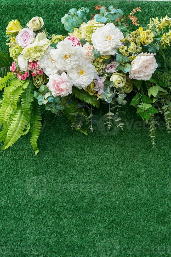 Hochzeitskulisse, Hochzeitsblumendekoration, Rosenwand, bunter Hintergrund, frische Rose, Blumenstrauß foto