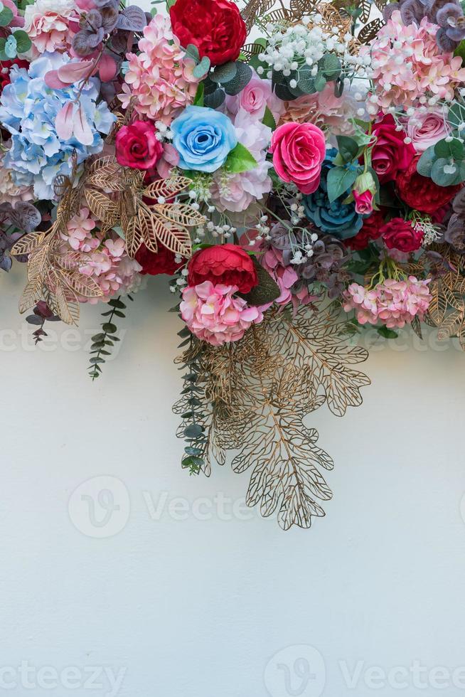 Hochzeitskulisse, Hochzeitsblumendekoration, Rosenwand, bunter Hintergrund, frische Rose, Blumenstrauß foto