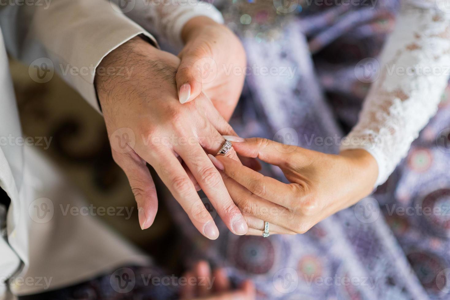 trage einen Ring, Ehering, Liebespaar foto