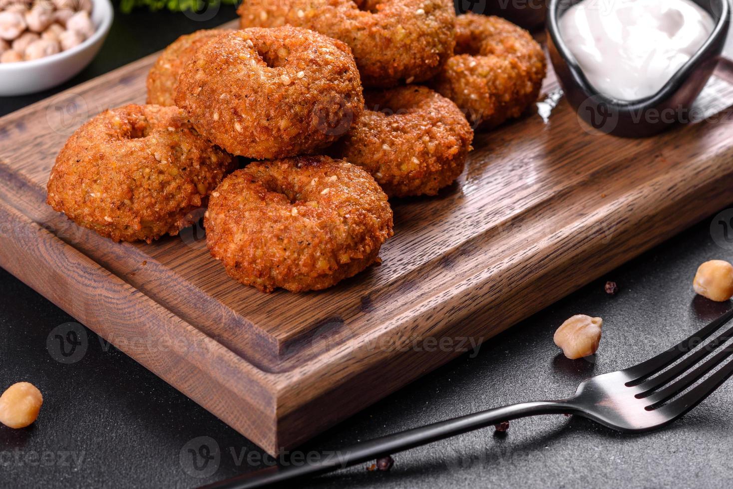 schöne leckere frische Kichererbsen-Falafel mit Saucen auf Betonuntergrund foto