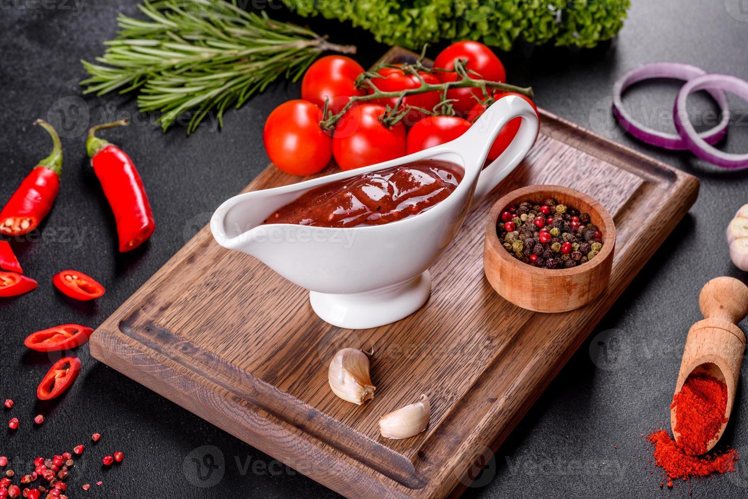 würzige Würze der georgischen Küche Adjika in einer Schüssel mit rotem Pfeffer und Knoblauch foto