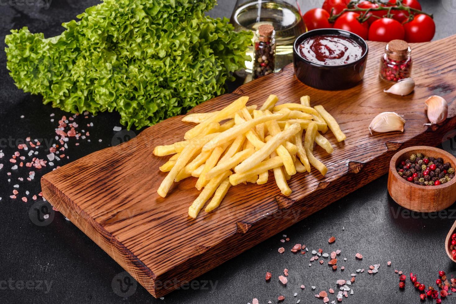 frische scharfe Pommes frites mit Salzgemüse und Gewürzen foto