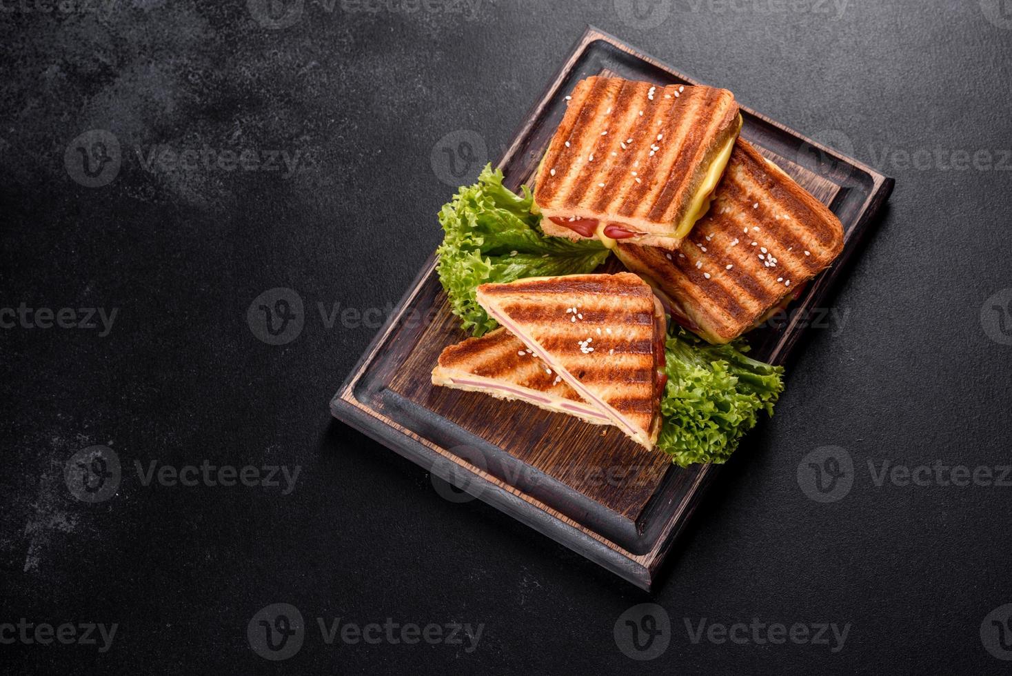 leckerer frischer Toastgrill mit Käse und Schinken foto