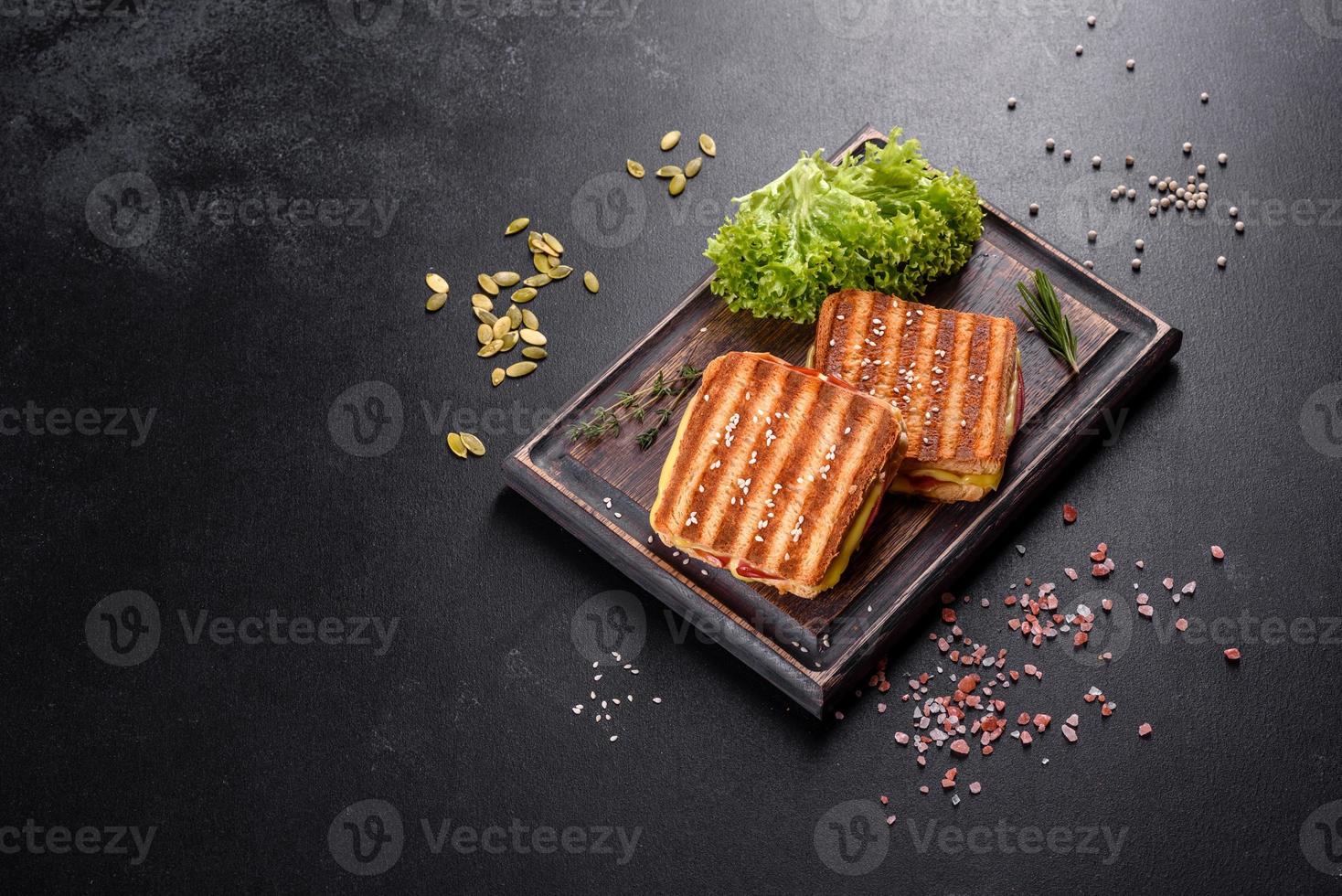 leckerer frischer Toastgrill mit Käse und Schinken foto