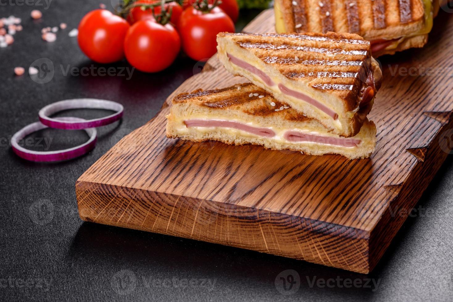 leckerer frischer Toastgrill mit Käse und Schinken foto