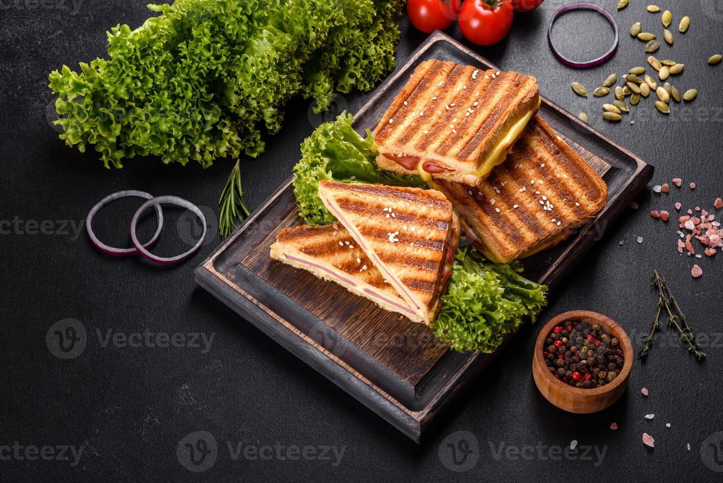 leckerer frischer Toastgrill mit Käse und Schinken foto