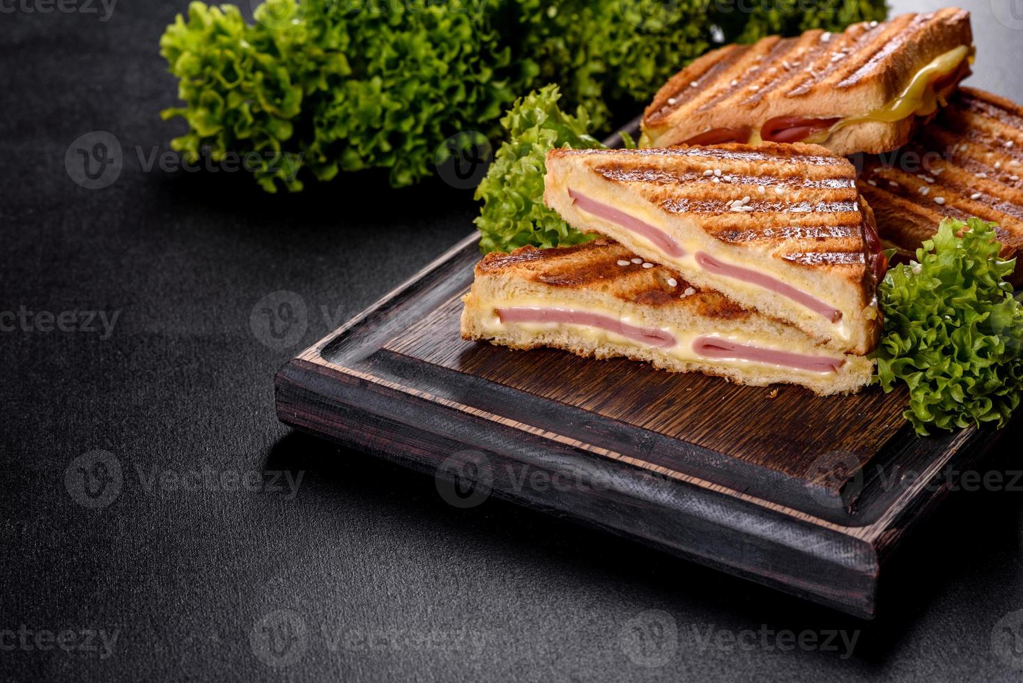 leckerer frischer Toastgrill mit Käse und Schinken foto