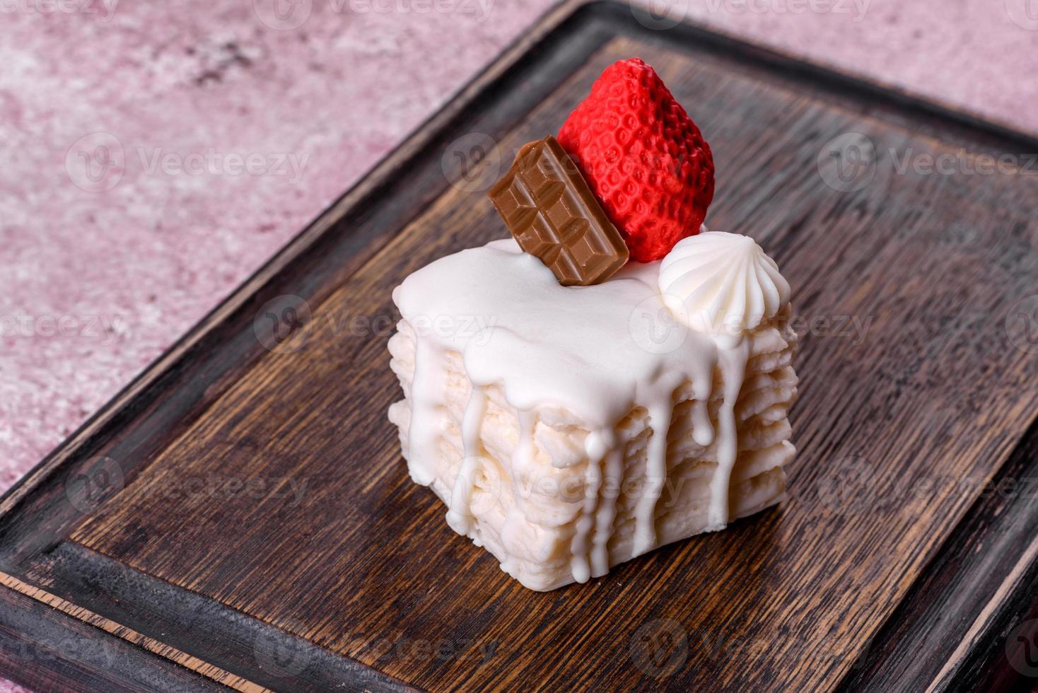 schöne bunte helle Seife in Form eines appetitlichen Kuchens foto