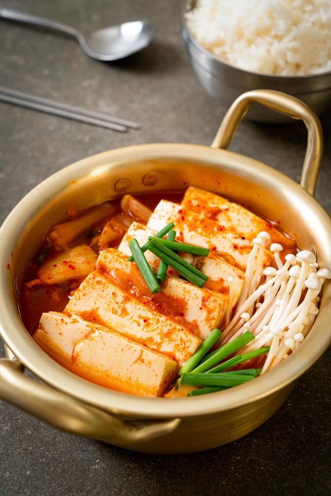 Kimchi Jjigae oder Kimchi-Suppe mit weichem Tofu oder koreanischer Kimchi-Eintopf foto