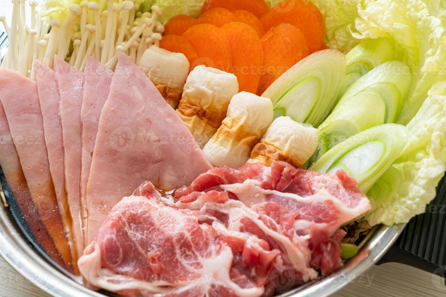 Sukiyaki oder Shabu Hot Pot schwarze Suppe mit rohem Fleisch und Gemüse - japanische Küche foto