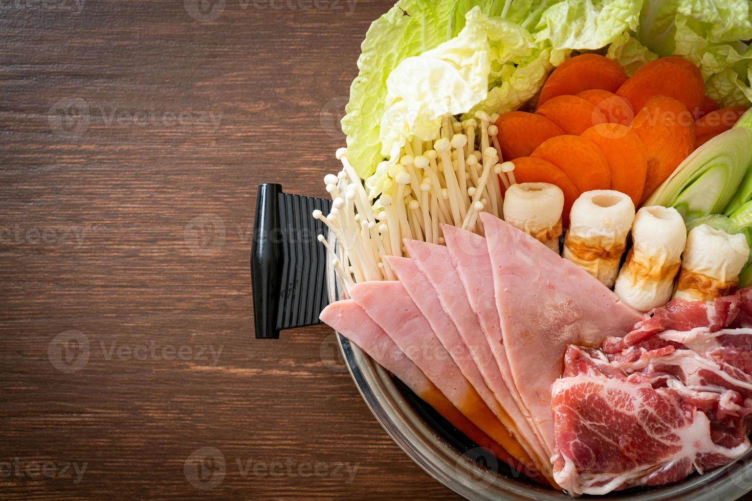 Sukiyaki oder Shabu Hot Pot schwarze Suppe mit rohem Fleisch und Gemüse - japanische Küche foto