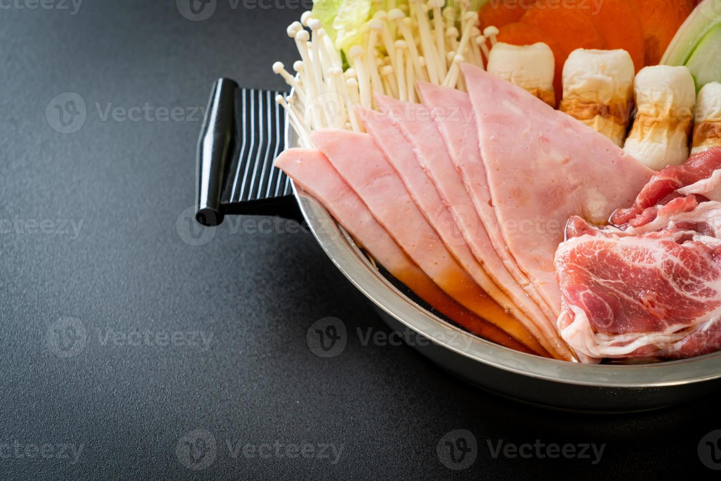 Sukiyaki oder Shabu Hot Pot schwarze Suppe mit rohem Fleisch und Gemüse - japanische Küche foto