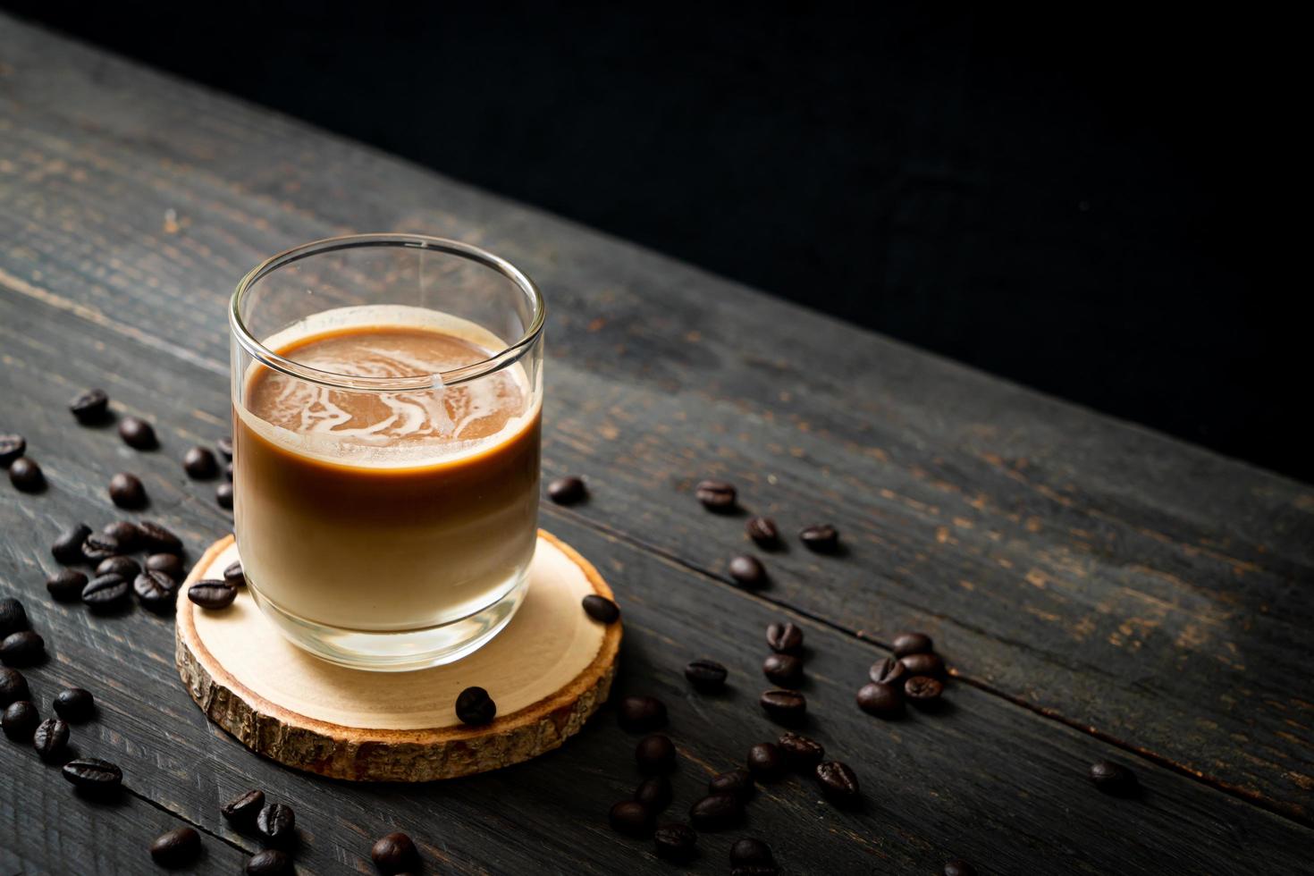 Glas Latte Kaffee, Kaffee mit Milch auf Holzhintergrund on foto