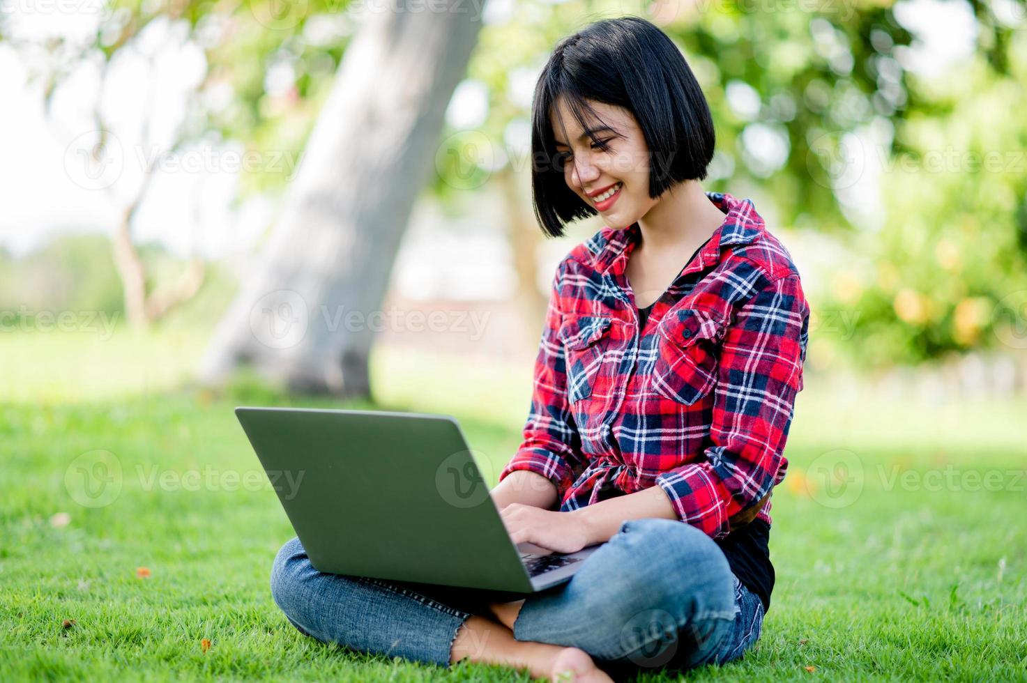 asiatische frauen lächeln glücklich und laptop. Online arbeiten Online-Kommunikation Messaging Online-Lernen Online-Kommunikationskonzept foto