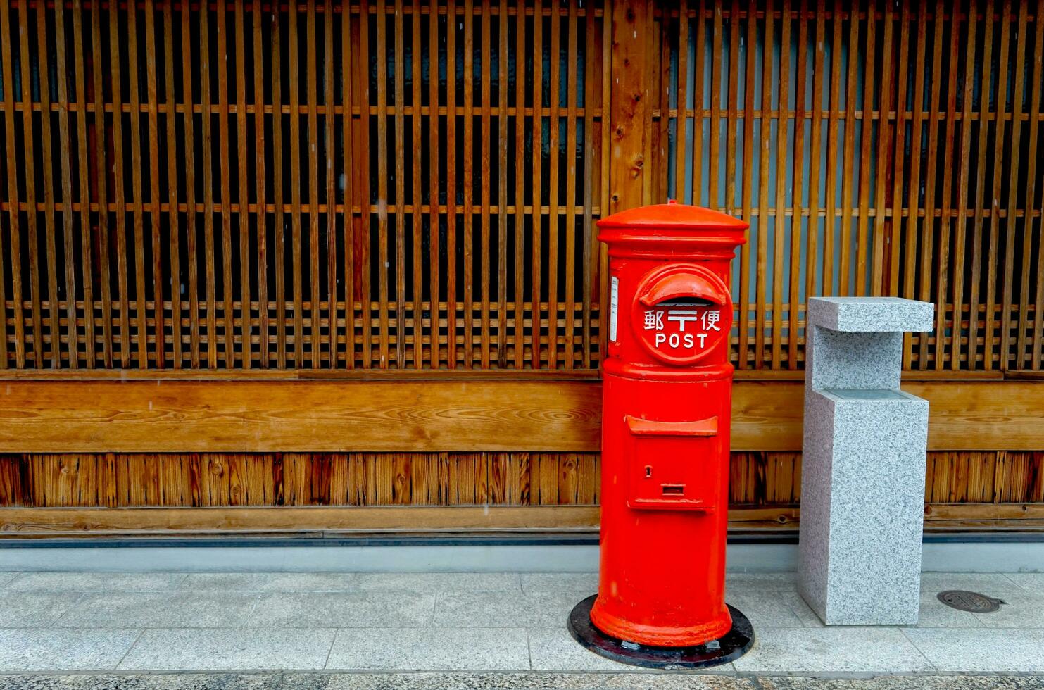 Japan Post Box mit Schnee fallen foto