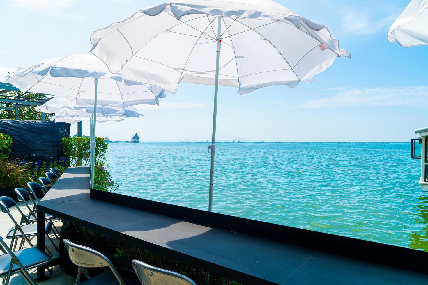 leere Bar und Stühle im Freien mit Meereshintergrund foto